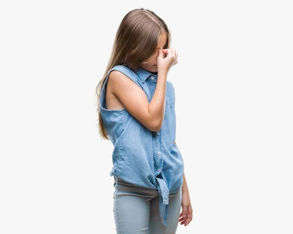 Menina Bonita Jovem Sobre Fundo Isolado Cansado Esfregando Nariz Olhos — Fotografia de Stock