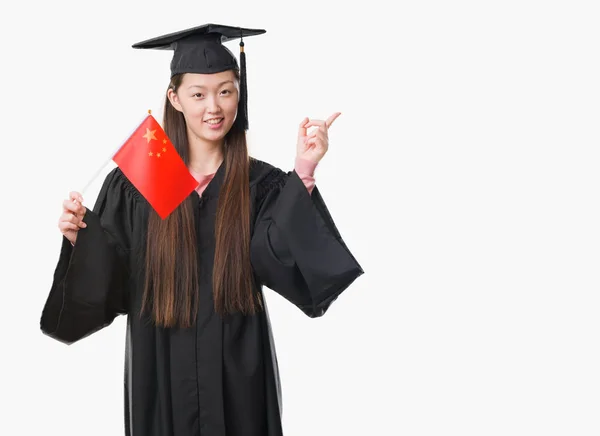 Joven Mujer China Con Uniforme Graduado Sosteniendo Bandera China Muy —  Fotos de Stock