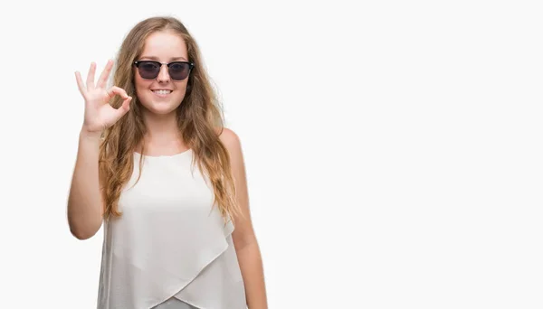Junge Blonde Frau Mit Sonnenbrille Lächelt Positiv Und Tut Zeichen — Stockfoto