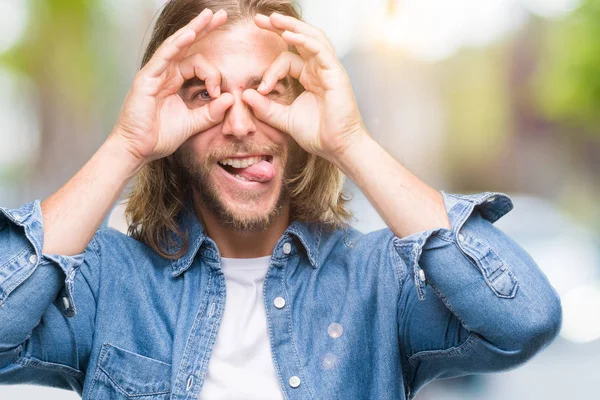 Young Handsome Man Long Hair Isolated Background Doing Gesture Binoculars — Stock Photo, Image