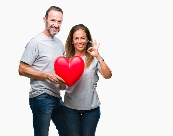 Mediana Edad Hispana Pareja Casual Amor Sosteniendo Corazón Rojo Sobre — Foto de Stock