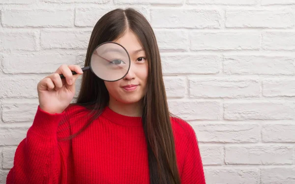 Jonge Chinese Vrouw Bakstenen Muur Kijken Door Een Vergrootglas Met — Stockfoto