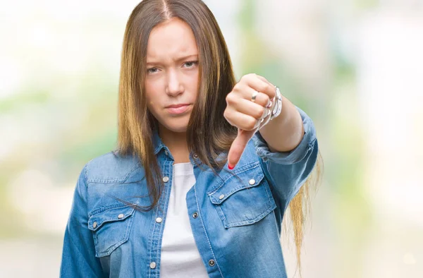 Mujer Hermosa Caucásica Joven Sobre Fondo Aislado Mirando Infeliz Enojado —  Fotos de Stock