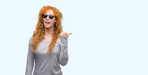 Junge Rothaarige Frau Mit Sonnenbrille Die Mit Dem Daumen Zur — Stockfoto