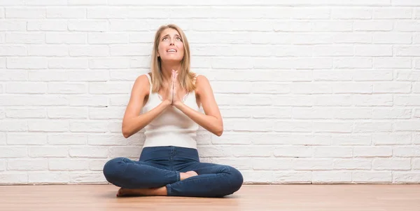 Beautiful Young Woman Sitting Floor Home Begging Praying Hands Together — Stock Photo, Image