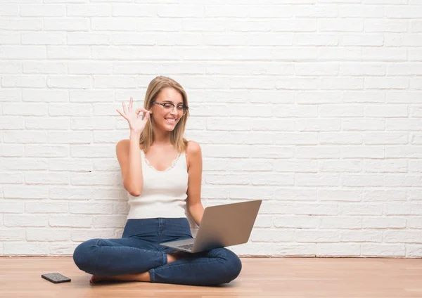 Bella Giovane Donna Seduta Sul Pavimento Che Lavora Con Computer — Foto Stock