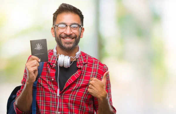 Adulto Hispânico Estudante Homem Segurando Passaporte Austrália Sobre Fundo Isolado — Fotografia de Stock