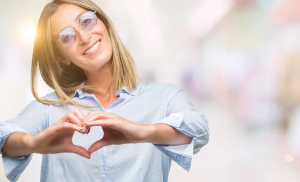 Joven Hermosa Mujer Con Gafas Sol Sobre Fondo Aislado Sonriendo — Foto de Stock