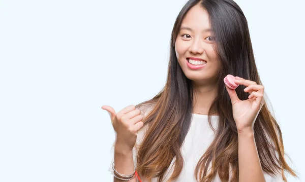 Jovem Asiático Mulher Comer Rosa Macaron Doce Sobre Isolado Fundo — Fotografia de Stock