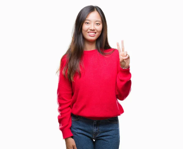 Mladá Asijská Žena Nosit Zimní Svetr Izolované Pozadí Zobrazení Ukázal — Stock fotografie