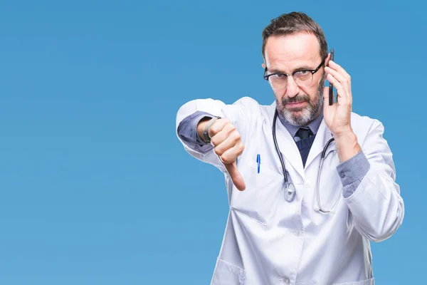 Hombre Médico Edad Madura Hoary Hablando Teléfono Inteligente Sobre Fondo —  Fotos de Stock