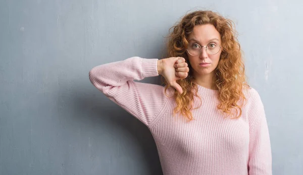 Junge Rothaarige Frau Über Grauer Grunge Wand Mit Brille Mit — Stockfoto