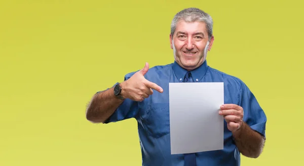 Bonito Homem Sênior Segurando Papel Folha Branco Sobre Fundo Isolado — Fotografia de Stock