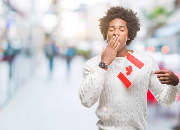 Afroamerikanischer Mann Flagge Kanadas Über Isoliertem Hintergrund Deckel Mund Mit — Stockfoto
