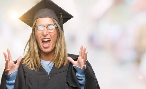 Jovem Bela Mulher Vestindo Uniforme Graduado Sobre Fundo Isolado Louco — Fotografia de Stock