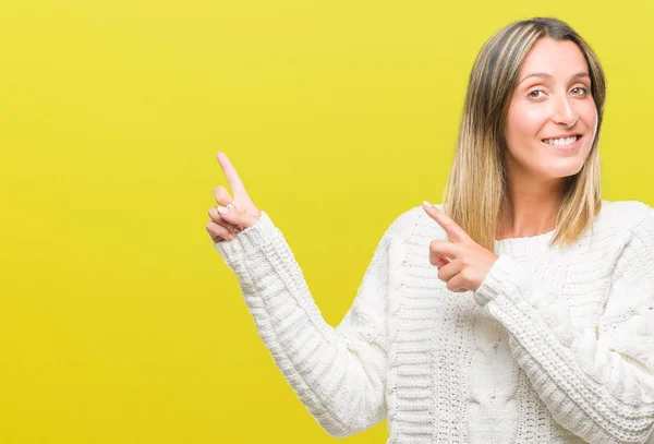 Junge Schöne Frau Trägt Winterpullover Über Isoliertem Hintergrund Lächelt Und — Stockfoto