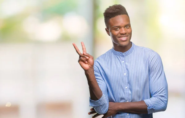 Unga Afroamerikanska Affärsman Över Isolerade Bakgrund Leende Med Glada Ansikte — Stockfoto