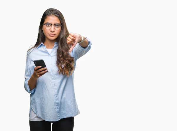 Ung Vacker Arabisk Kvinna Textning Med Smartphone Isolerade Bakgrund Med — Stockfoto