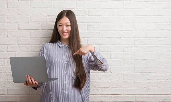 Joven Mujer China Sobre Pared Ladrillo Utilizando Ordenador Portátil Con —  Fotos de Stock