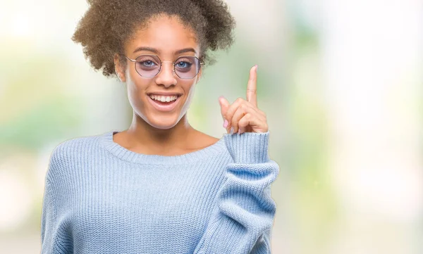 Jovem Afro Americana Usando Óculos Sobre Fundo Isolado Apontando Dedo — Fotografia de Stock