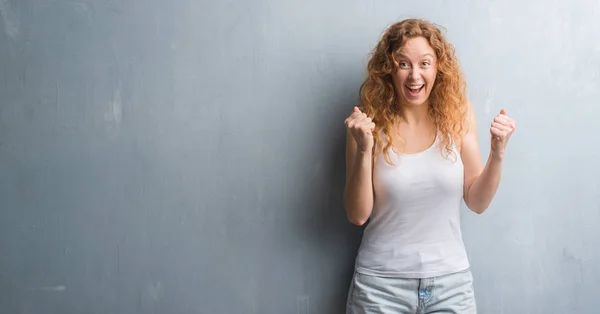 Giovane Rossa Donna Oltre Grigio Grunge Muro Urlando Orgoglioso Celebrando — Foto Stock