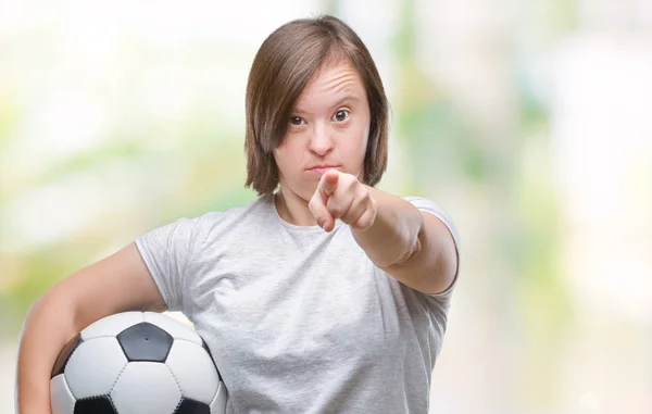 Молодая Взрослая Женщина Синдромом Дауна Держит Футбольный Мяч Изолированном Фоне — стоковое фото