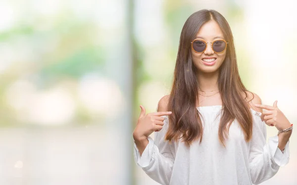 Jovem Mulher Asiática Usando Óculos Sol Sobre Fundo Isolado Olhando — Fotografia de Stock
