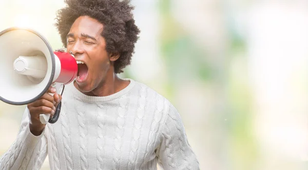 Joven Guapo Afroamericano Negro Gritando Través Megáfono —  Fotos de Stock