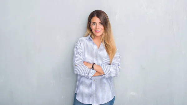 Mujer Adulta Joven Sobre Pared Grunge Gris Con Ropa Negocios —  Fotos de Stock