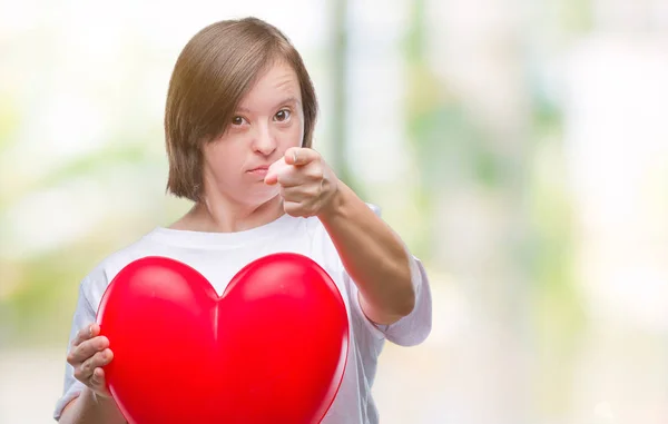 Junge Erwachsene Frau Mit Syndrom Hält Rotes Herz Über Isoliertem — Stockfoto