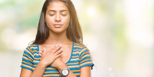 Jonge Mooie Arabische Vrouw Geïsoleerde Achtergrond Glimlachend Met Handen Borst — Stockfoto