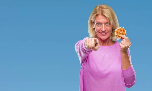 Middle Age Blonde Woman Eating Sweet Waffle Isolated Background Pointing — Stock Photo, Image