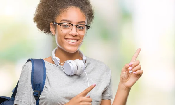 Jovem Estudante Afro Americana Usando Fones Ouvido Mochila Sobre Fundo — Fotografia de Stock