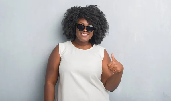 Junge Afrikanisch Amerikanische Size Frau Über Grauer Grunge Wand Mit — Stockfoto