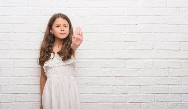 Jeune Enfant Hispanique Sur Mur Briques Blanches Faire Arrêter Chanter — Photo