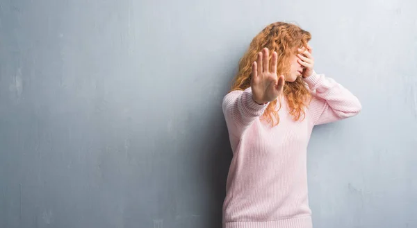 Jonge Roodharige Vrouw Grijs Grunge Muur Dragen Van Roze Trui — Stockfoto