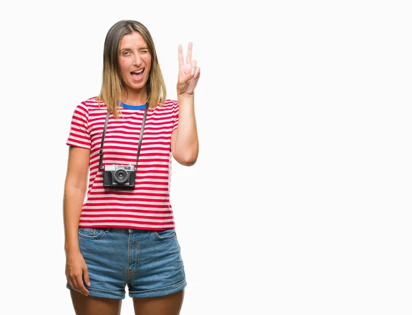 Молода Красива Жінка Фотографує Використовуючи Старовинну Фотокамеру Над Ізольованим Фоном — стокове фото