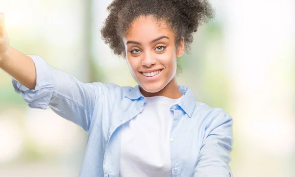 Jovem Afro Americana Sobre Fundo Isolado Olhando Para Câmera Sorrindo — Fotografia de Stock