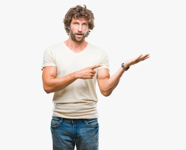 Hombre Modelo Hispano Guapo Sobre Fondo Aislado Asombrado Sonriendo Cámara — Foto de Stock