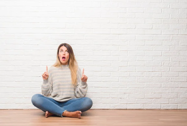 Mujer Adulta Joven Sentada Suelo Sobre Pared Ladrillo Blanco Casa — Foto de Stock