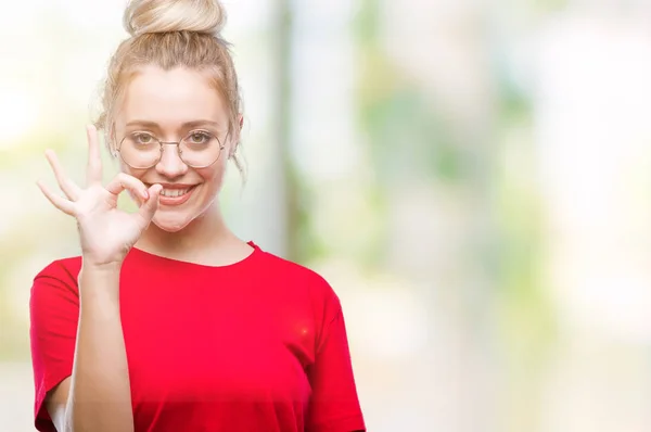 Mujer Rubia Joven Con Gafas Sobre Fondo Aislado Sonriendo Positiva — Foto de Stock