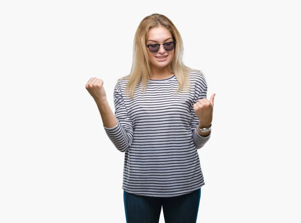 Mujer Caucásica Joven Con Gafas Sol Sobre Fondo Aislado Muy — Foto de Stock