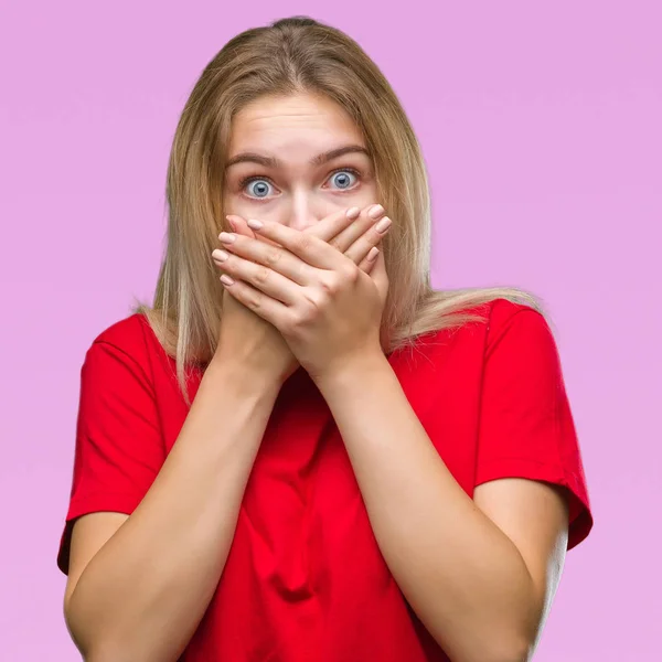 Jeune Femme Caucasienne Sur Fond Isolé Choqué Couvrant Bouche Avec — Photo