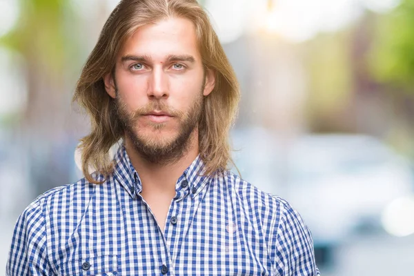 Joven Hombre Guapo Con Pelo Largo Sobre Fondo Aislado Con —  Fotos de Stock