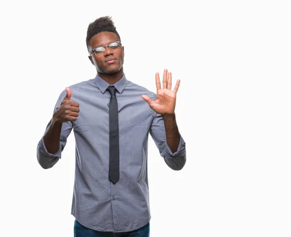 年轻的非洲裔美国人的商业男子在孤立的背景显示和指向六的手指 而微笑着自信和快乐 — 图库照片