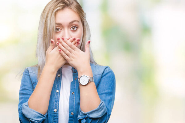 Молодая блондинка на изолированном фоне шокировала закрывая рот руками за ошибку. Секретная концепция
.
