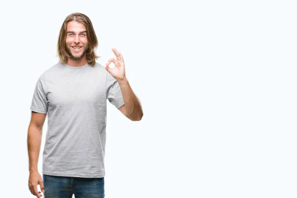 Joven Hombre Guapo Con Pelo Largo Sobre Fondo Aislado Sonriendo — Foto de Stock