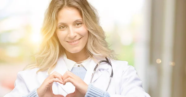 Giovane Donna Medico Medico Felice Mostrando Amore Con Mani Forma — Foto Stock