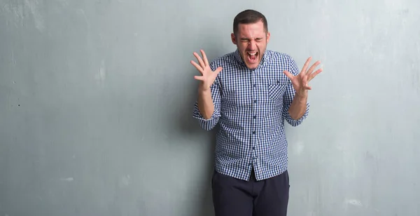 Junger Kaukasischer Mann Über Grauer Grunge Wand Der Verrückt Und — Stockfoto