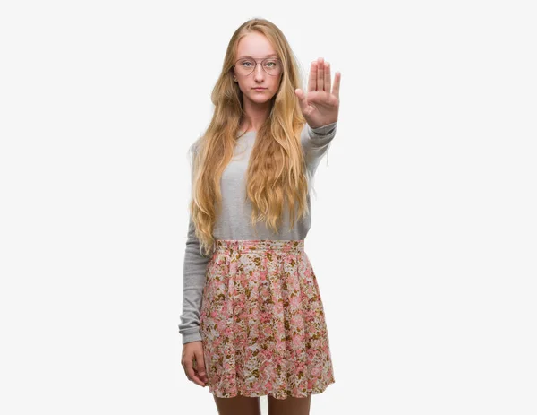 Blonde Teenagerin Mit Blumenrock Die Mit Der Hand Aufhört Singen — Stockfoto